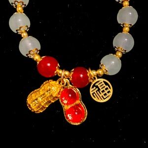 Red and gold Chinese peanut charm bracelet #chinesepeanut
18cm/7.08in